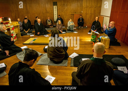 Zen sesshin (Retreats) in Lanau, Cantal, Frankreich. Master ein dhamma Talk (Vorlesung). Stockfoto