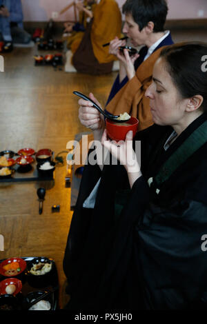 Ku Wai Chan zeremonieller Mahlzeit in einem Zen Dojo, Paris, Frankreich gegessen. Stockfoto