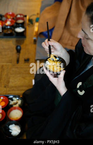 Ku Wai Chan zeremonieller Mahlzeit in einem Zen Dojo, Paris, Frankreich gegessen. Stockfoto