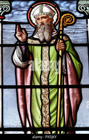 Notre Dame de Bellecombe Kirche. Glasfenster. Bischof. Notre Dame de Bellecombe. Frankreich. Stockfoto