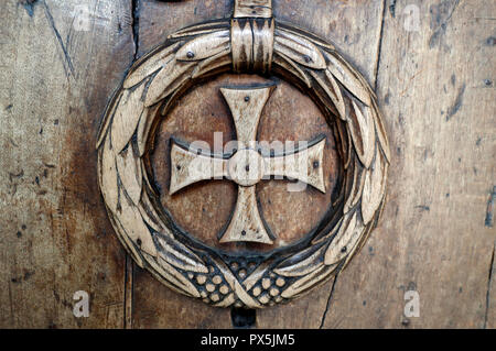 Saint-Jean Baptiste Kirche. Christliche Kreuz. Megeve. Frankreich. Stockfoto