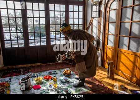 Sufi Scheich Frühstück bei der 'Douce France' sufi Haus in Romilly, Frankreich dienen. Stockfoto