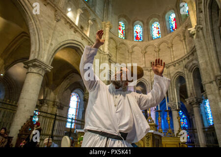 Sufi muslim Hochzeit in der katholischen Kirche St. Nicolas, Blois, Frankreich. Wirbelnder Derwisch. Stockfoto