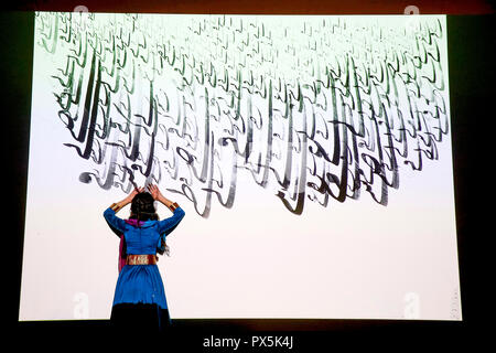 Tänzerin Kawtar Kel, vor einem calligaphy von rany Rouabah in Paris, Frankreich. Stockfoto
