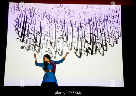 Tänzerin Kawtar Kel, vor einem calligaphy von rany Rouabah in Paris, Frankreich. Stockfoto