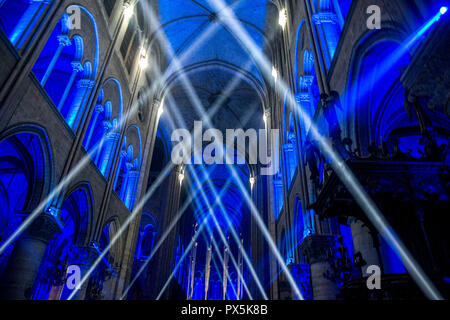 Ton- und Lichtshow in der Kathedrale Notre Dame, Paris, Frankreich. Stockfoto