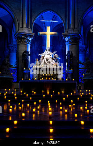 Ton- und Lichtshow in der Kathedrale Notre Dame, Paris, Frankreich. Stockfoto