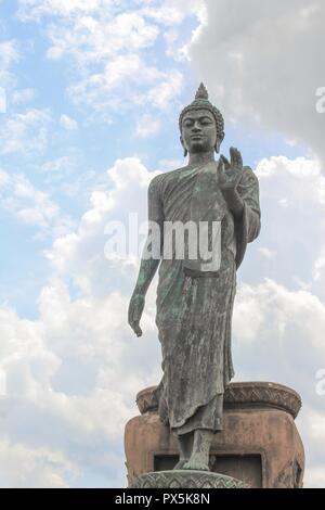 Big Buddha Statue alten auf blauen Himmel Hintergrund in Nakhon Pathom Provinz von Thailand Stockfoto