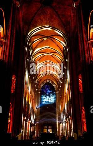 Ton- und Lichtshow in der Kathedrale Notre Dame, Paris, Frankreich. Stockfoto