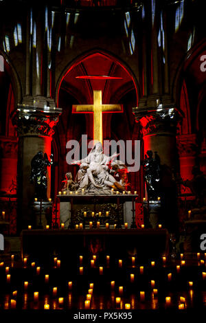 Ton- und Lichtshow in der Kathedrale Notre Dame, Paris, Frankreich. Stockfoto