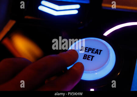 Mann spielt auf einem Spielautomaten in einem Casino. Close-up. Frankreich. Stockfoto