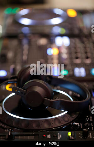 Fernbedienung und Mixer DJ für die Musik. Frankreich. Stockfoto