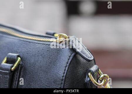 Close up Reißverschluss aus schwarzem Leder Tasche Stockfoto