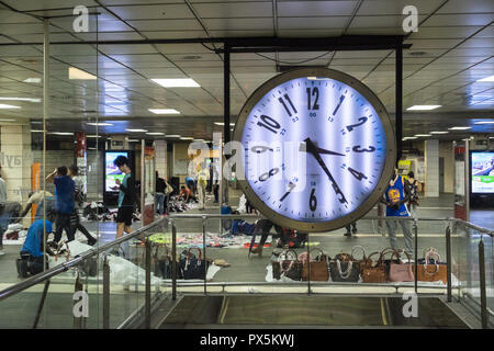 Riesige, Uhr, an der Placa de Catalunya, Bahn, U-Bahn, Station, mit, Decke, Männer, Verkauf, Barcelona, Katalonien, Katalonien, Katalonien, Spanien, Spanisch, Europa, Europäischen, Stockfoto