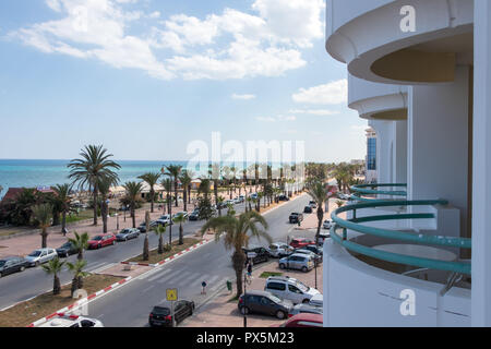 Ein Blick auf die Straße in der Stadt am Mittelmeer von Yasmine Hammamet vom Balkon, Afrika Stockfoto