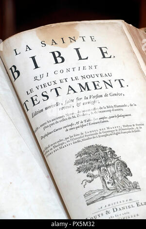 Alte Bibel in französischer Sprache, 1669. Altes und Neues Testament. Stockfoto