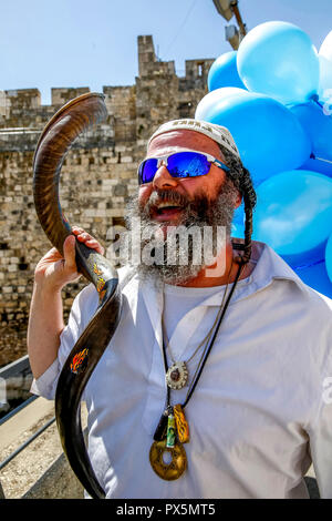 Jude in der westlichen Wand eine Bar mitsvah, Jerusalem, Israel zu feiern. Stockfoto