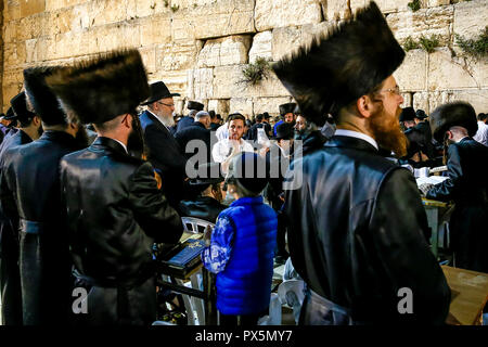 Gebet an der westlichen Wand während Pessach Festival. Jerusalem, Israel. Stockfoto