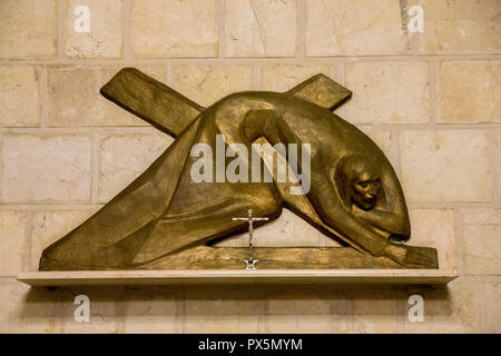 Skulptur in der 7. Station der Via Dolorosa, Jerusalem, Israel. Stockfoto