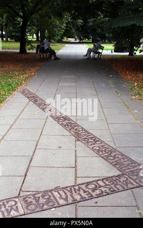 Umrisse eines ehemaligen Mauer um das jüdische Ghetto entlang eines gepflasterten Weg in einem Park, Altstadt, Warschau, Polen Stockfoto