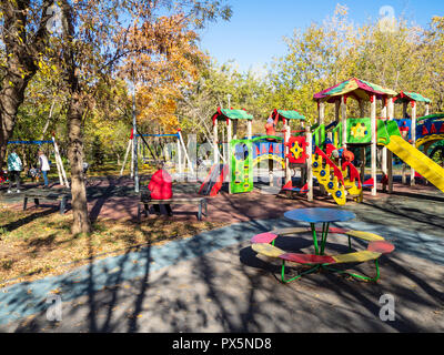 Moskau, Russland - Oktober 11, 2018: Kinder am Spielplatz im städtischen öffentlichen Garten Der Kirschgarten in Koptevo Wohnviertel von Mo spielen Stockfoto