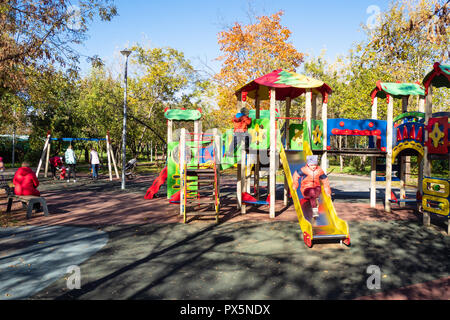 Moskau, Russland - Oktober 11, 2018: Kinder spielen am Spielplatz im städtischen öffentlichen Garten Der Kirschgarten in Koptevo Wohnviertel von Moskau Stockfoto