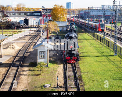 Moskau, Russland - Oktober 16, 2018: Dampf- und Elektrolokomotiven auf Eisenbahnen der Museums-industriellen Komplex Dampf Depot am Bahnhof Podmoskov Stockfoto