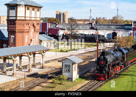 Moskau, Russland - Oktober 16, 2018: Dampflokomotiven auf Eisenbahnen der Museums-industriellen Komplex Dampf Depot am Bahnhof Podmoskovnaya der Mosco Stockfoto