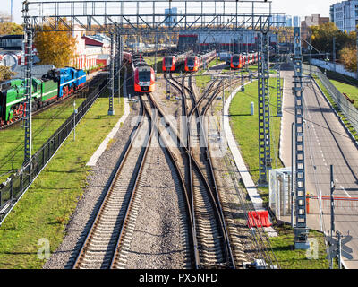 Moskau, Russland - Oktober 16, 2018: elektrische Lokomotiven und Ringlokschuppen von Museum-industriellen Komplex Dampf Depot am Bahnhof Podmoskovnaya von Stockfoto