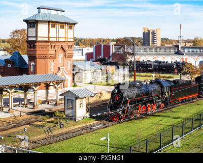 Moskau, Russland - Oktober 16, 2018: Dampflokomotive und Gebäude des Museums-industriellen Komplex Dampf Depot am Bahnhof Podmoskovnaya von Moskau Stockfoto