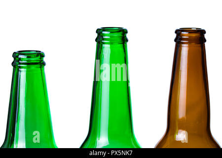 Grünen und braunen Glasflaschen Hälse auf weißem Hintergrund. Stockfoto