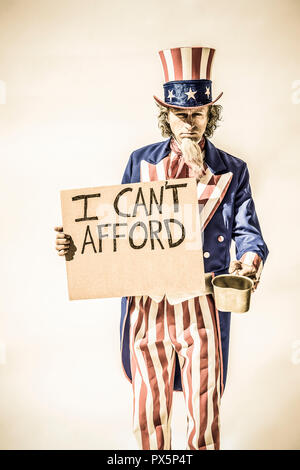 Eine unle SAM-Figur mit einem Schild, auf dem "Ich nicht leisten kann", und dann ein Leerzeichen. Ihre eigene letzte Wort hinzufügen. Er ist als wenn er Betteln vor. Stockfoto