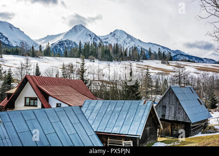 Volksarchitektur in Zdiar Dorf mit Belaer Tatra, Slowakische Republik. Winter Holiday Resort. Reiseland. Stockfoto