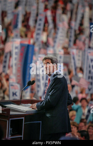 Us-Senator John Kerry akzeptiert die Präsidentschaftskandidatur bei der Democratic National Convention 2004 in Boston am Fleet Center statt. Stockfoto