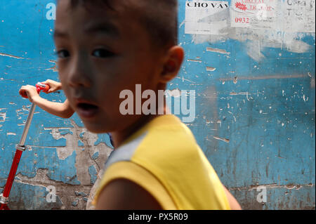 Zwei Jungen spielen auf der Straße. Ho Chi Minh City. Vietnam. Stockfoto