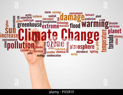 Klimawandel Wort cloud und Hand mit Marker Konzept auf weißem Hintergrund. Stockfoto