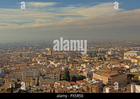 Luftaufnahme auf die Stadt Granada, Andalusien, Spanien, mit Kathedrale und viele Wohnhäuser Stockfoto