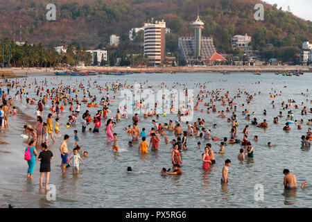 Sonntag am Strand. Vietnamesischen Familien Schwimmen im Südchinesischen Meer. Hängen Dua Bay. Vung Tau. Vietnam. Stockfoto