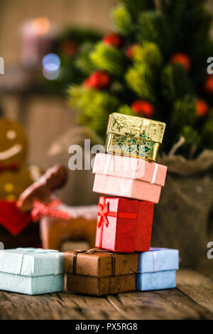 Weihnachtsdekoration. Weihnachtsgeschenke auf Holz. Weihnachtsgeschenke Stockfoto
