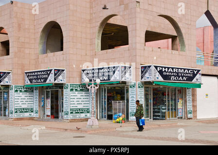 Apotheke mit Zeichen in Englisch an uns Kunden in der Grenzstadt Tijuana, Baja California, Mexiko Stockfoto