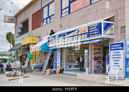 Apotheke mit Zeichen in Englisch an uns Kunden in der Grenzstadt Tijuana, Baja California, Mexiko Stockfoto