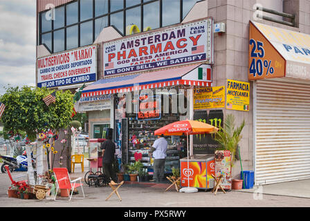 Apotheke mit Zeichen in Englisch an uns Kunden in der Grenzstadt Tijuana, Baja California, Mexiko Stockfoto