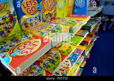 Stadt Buchmesse. Englisch Buch. Lass uns gehen. Ho Chi Minh City. Vietnam. Stockfoto