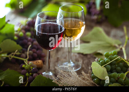 Wein. Glas Weiß- und Rotwein im Weinkeller. Alter Wein auf Holz. Stockfoto