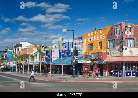 Geschäfte an der Avenida Revolucion, Tijuana, Baja California, Mexiko Stockfoto