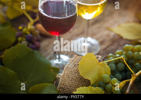 Wein. Glas Weiß- und Rotwein im Weinkeller. Alter Wein auf Holz. Stockfoto