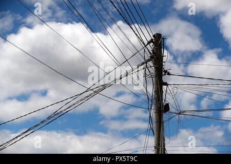 Low Angle View von Strom Pylon gegen bewölkten Himmel. Dalat. Vietnam. Stockfoto