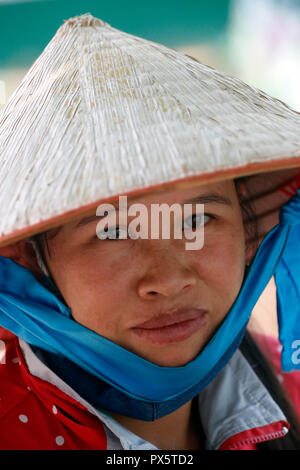Frau mit traditionellen konischen Hut. Porträt. Dalat. Vietnam. Stockfoto