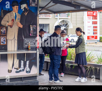 Touristen kaufen Lebensmittel aus der legendären Harry Café de Wheels Essen van auf Cowper Wharf Road Sydney, NSW, Australien. Stockfoto