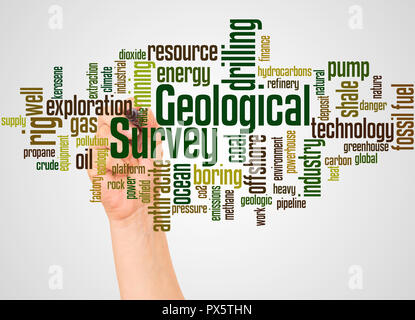 Geologische Übersicht word Cloud und Hand mit Marker Konzept auf weißem Hintergrund. Stockfoto